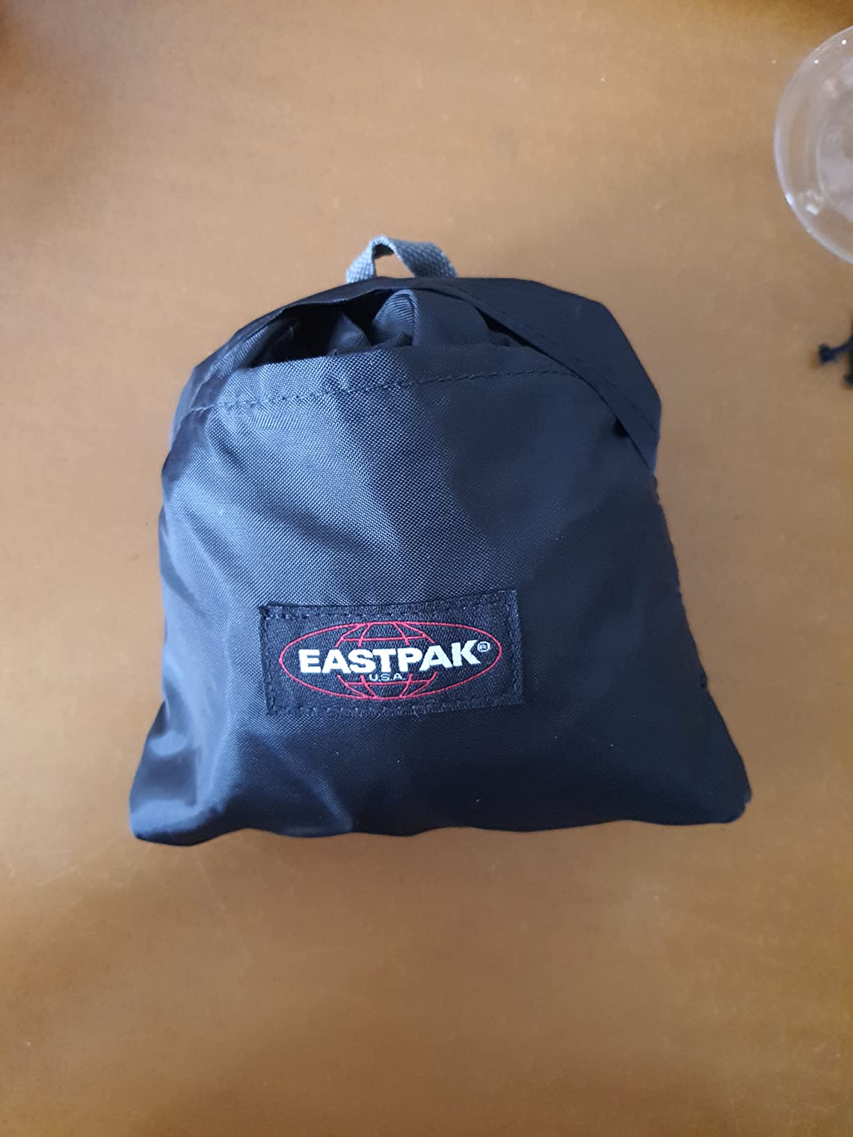 Hält den Rucksack trocken