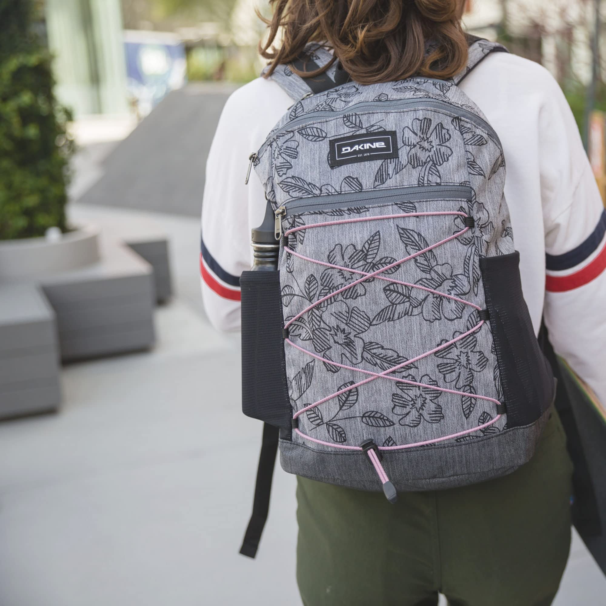 dakine-wndr-pack-18l-freizeit-und-schulrucksack-black-mit-brustgurt-fleecegepols image 7